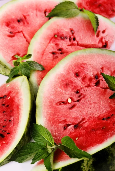 Watermelon.loseup de sandía dulce fresca con hojas de menta. Cereza grande. Fruta madura — Foto de Stock