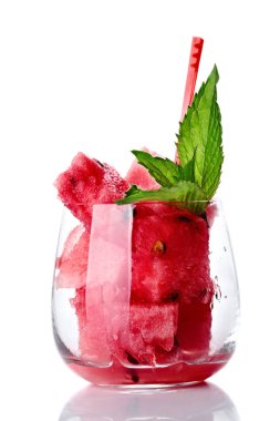 Nane yaprağı Watermelon.Slices karpuz cam. Beyaz arka plan üzerinde izole