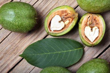 Walnuts.Green ceviz ahşap rustik masa üzerinde. Closeup.Background