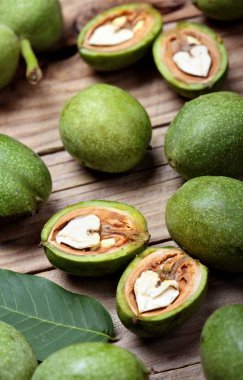 Walnuts.Green ceviz ahşap rustik masa üzerinde. Arka plan