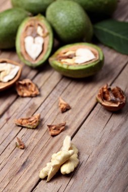 Walnuts.Ripe ceviz ahşap rustik closeup masada. Background.Selective odak. Kopya alanı