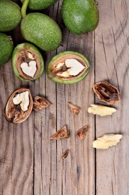 Walnuts.Ripe ceviz ahşap rustik closeup masada. Background.Selective odak. Uzay kopyalayın. Üstten Görünüm