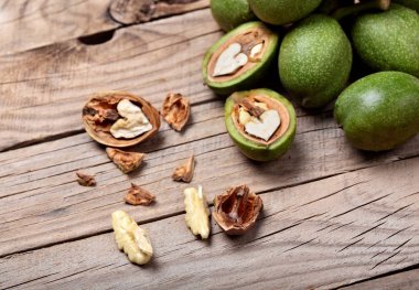 Walnuts.Ripe ceviz ahşap rustik closeup masada. Background.Selective odak. Kopya alanı