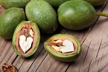 Walnuts.Green ceviz ahşap rustik masa üzerinde. Closeup.Background