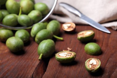 Walnuts.Ripe ceviz koyu kahverengi ahşap rustik masa üzerinde. Background.Selective odak. Kopya alanı