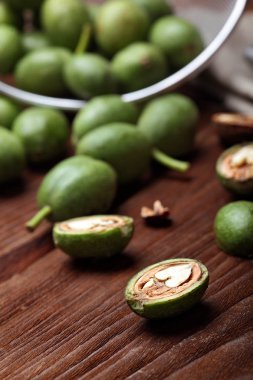 Walnuts.Ripe ceviz koyu kahverengi ahşap rustik masa üzerinde. Background.Selective odak. Kopya alanı