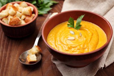 Ahşap masa üzerinde kabak kremalı çorba. Croutons ev yapımı sonbahar Balkabagi çorba. Sonbahar çanak