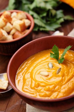 Ahşap masa üzerinde kabak kremalı çorba. Croutons ev yapımı sonbahar Balkabagi çorba. Sonbahar çanak