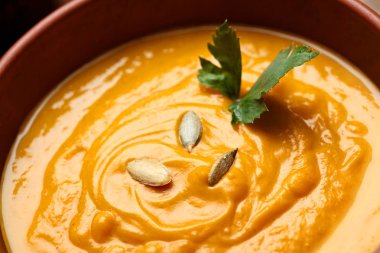 Ahşap masa üzerinde kabak kremalı çorba. Ev yapımı sonbahar Butternut Squash çorba. Portre