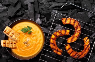 Kavrulmuş kabak kömür arka plan üzerinde kılavuz. Barbekü balkabağı. Üstten Görünüm