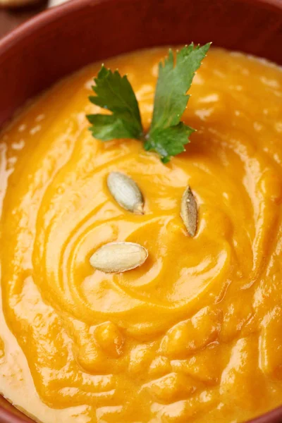 Ahşap masa üzerinde kabak kremalı çorba. Ev yapımı sonbahar Butternut Squash çorba. Portre — Stok fotoğraf