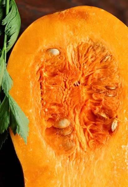 Portre üzerinde arka plan açık havada, ahşap masa kabak yarım portakal — Stok fotoğraf