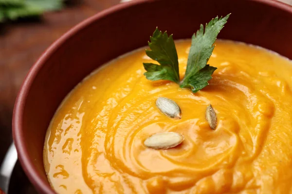 Ahşap masa üzerinde kabak kremalı çorba. Ev yapımı sonbahar Butternut Squash çorba. Portre