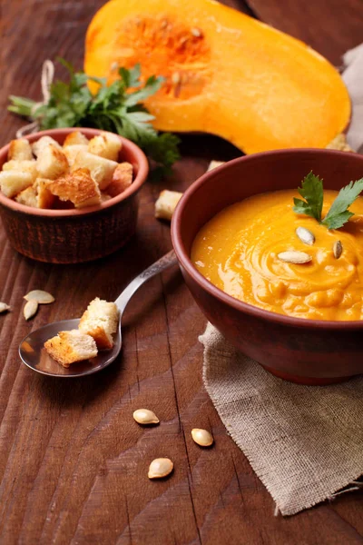 Sopa de crema de calabaza en mesa de madera.Sopa casera de calabaza de mantequilla de otoño con croutons.Autumn plato —  Fotos de Stock