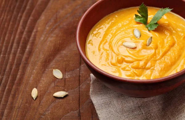 Sopa de creme de abóbora na mesa de madeira .Homemade Outono Butternut Squash Soup com croutons.Autumn prato — Fotografia de Stock
