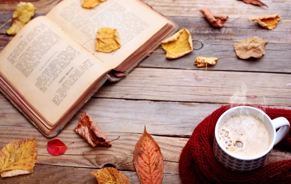 Copa de café capuchino caliente en la mesa de madera con hojas de otoño, book.Autumn estado de ánimo concept.Warm otoño foto. —  Fotos de Stock
