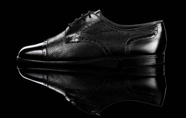Siyah oxford ayakkabı siyah ayna arka plan cilalı. Ayakkabı Parlatıcı.
