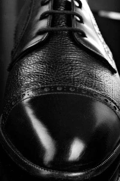 Wypolerowane buty na tle czarne lustro czarny oxford. Blask buty. Z bliska. — Zdjęcie stockowe