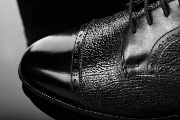 블랙 옥스포드 블랙 거울 배경에 신발 광택입니다. 신발 광택입니다. 클로즈업. — 스톡 사진
