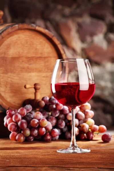 Vino tinto. Vida útil con copa de vino tinto, uvas y barrica. Enfoque selectivo. — Foto de Stock