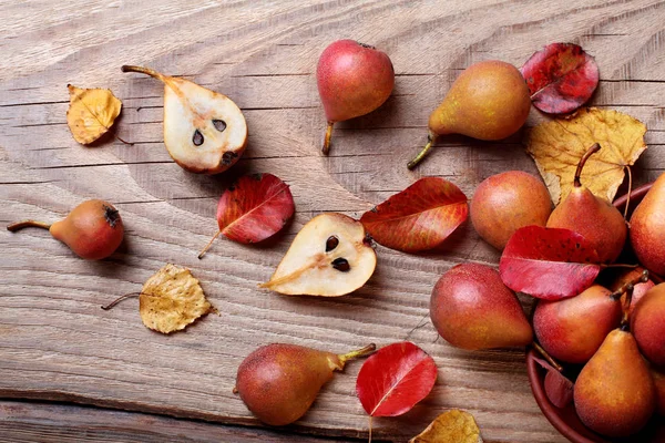 Armut. Armut hasat. Ahşap masa üzerinde taze organik armut. Armut sonbaharda hasat. Sonbahar doğa kavramı. Seçici odak