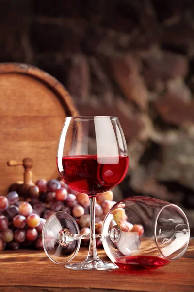 Vino tinto. Vida útil con dos copas de vino tinto, uvas y barrica. Enfoque selectivo. — Foto de Stock