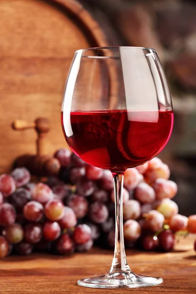 Vino tinto. Vida útil con copa de vino tinto, uvas y barrica. Enfoque selectivo. —  Fotos de Stock