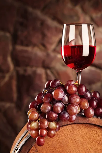 Vino tinto. Vida útil con copa de vino tinto, uvas y barrica. Enfoque selectivo. Ambiente de bodega. Copiar espacio —  Fotos de Stock