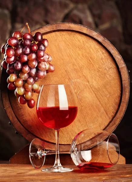 Kırmızı şarap. İki kadeh kırmızı şarap, üzüm ve varil ile natürmort. Seçici odak. Kopya alanı Telifsiz Stok Imajlar