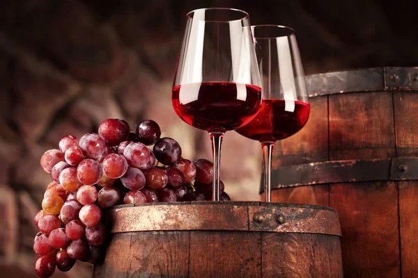 Rött vin. Still life två glas rött vin, druvor och fat. Selektivt fokus. Vinkällaren atmosfär. Kopiera utrymme — Stockfoto