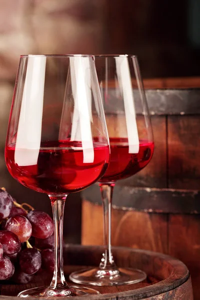 Vino tinto. Clsoseup de dos copas de vino tinto, uvas y barrica. Enfoque selectivo. — Foto de Stock