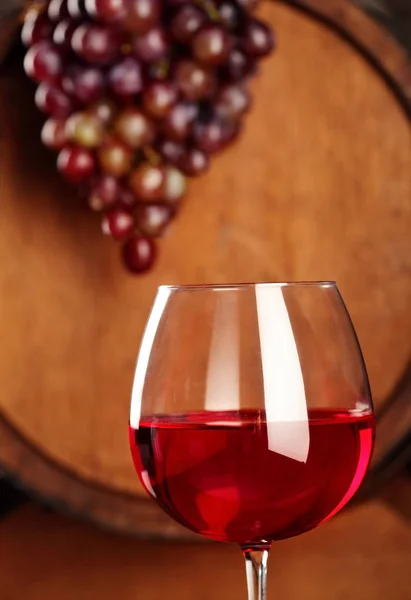 Vino tinto. Clsoeup Copas de vino tinto, uvas y barrica. Enfoque selectivo. — Foto de Stock