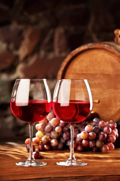 Vino tinto. Vida útil con dos copas de vino tinto, uvas y barrica. Enfoque selectivo. — Foto de Stock