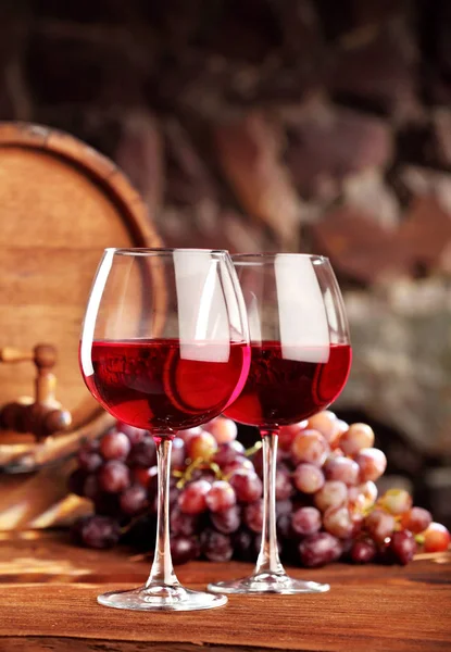 Czerwone wino. Martwa natura z dwie szklanki czerwonego wina, winogrona i beczki. Selektywny fokus. Miejsce — Zdjęcie stockowe
