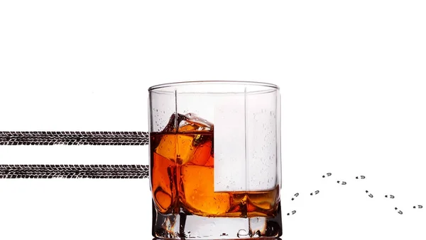 Verre de whiskey.Concept photographie ne boit pas et ne conduit pas . — Photo