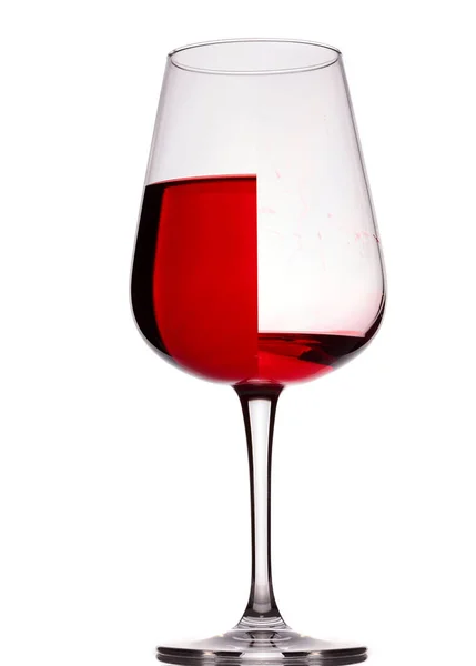 Sklo červené víno izolovaných na bílém pozadí. Koncept poloprázdná, napůl prázdný — Stock fotografie