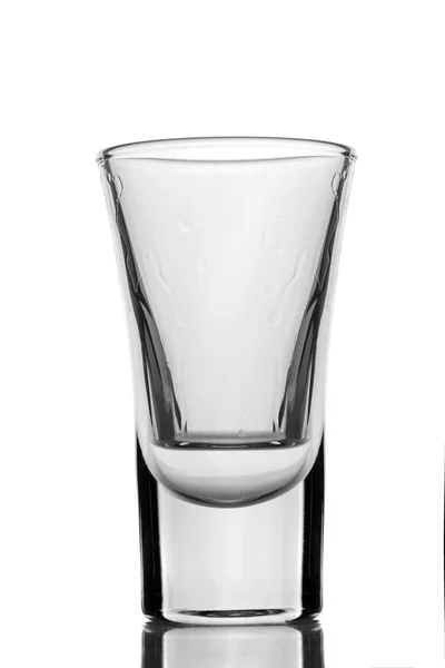 Pijany szklankę wódki na białym tle. Pusty — Zdjęcie stockowe