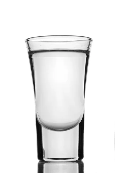 Vaso de vodka aislado sobre fondo blanco — Foto de Stock