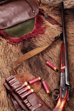 Çift namlu vintage av tüfeği, avcılar çanta, deri palaska mmunition, yaban domuzu kürk üzerinde avcılık yakın çekim. Uzay kopyalayın. Kavram avcılık