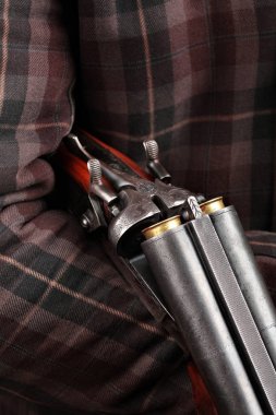 Avcı tutun el hücreye çift namlulu vintage av tüfeği giyinmiş ceket avcılık. Kapat-up.Copy alanı. Kavram avlar. Englsih avcı kavramı.