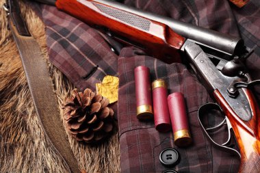 Avcılık çift namlulu vintage av tüfeği, kovan üzerinde hücresinde, avcılar ceketindeki yakın çekim. Uzay kopyalayın. Kavram avlar. Englsih avcı kavramı. Sonbahar