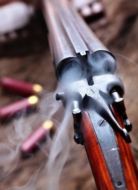 Bir av çift namlulu vintage av tüfeği firing.Comcept avcılık sonra duman. Portre