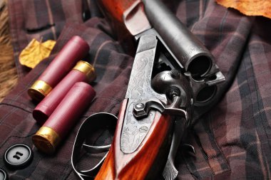 Avcılık çift namlulu vintage av tüfeği, kovan üzerinde hücresinde, avcılar ceketindeki yakın çekim. Uzay kopyalayın. Kavram avlar. Englsih avcı kavramı. Sonbahar