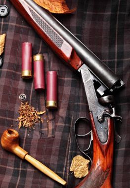 Avcılık çift namlulu vintage av tüfeği, kovan üzerinde pipo tütün yakın çekim ile avcılar ceket hücresinde. Uzay kopyalayın. Kavram avlar. Englsih avcı kavramı. Sonbahar