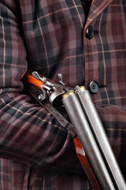 Avcı tutun el hücreye çift namlulu vintage av tüfeği giyinmiş ceket avcılık. Kapat-up.Copy alanı. Kavram avlar. Englsih avcı kavramı.