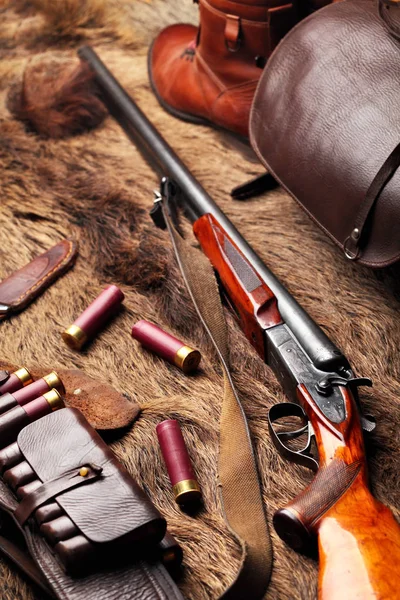 Çift namlu vintage av tüfeği, deri palaska avcılar çanta, bıçak ve deri çizme mmunition, yaban domuzu kürk üzerinde avcılık yakın çekim. Uzay kopyalayın. Kavram avcılık