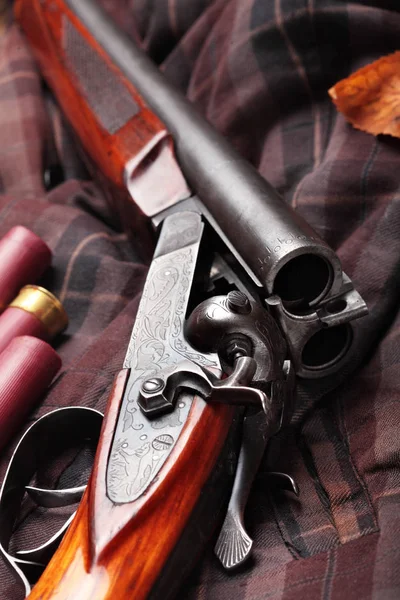 Hunting double barrel vintage shotgun, cartridge case on the on the hunters jacket in cell, close-up.Copy space.Concept hunting.Englsih hunter concept.Autumn — Stock Photo, Image