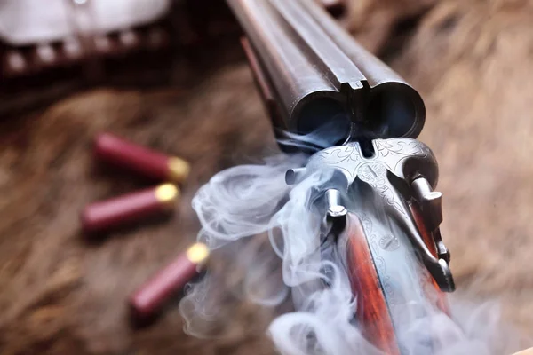 Kouř z lovu double barrel vintage brokovnice po firing.Comcept lovu. Closeup — Stock fotografie