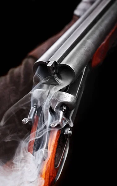 Kouř z lovu double barrel vintage brokovnice po firing.Comcept lovu. Closeup — Stock fotografie