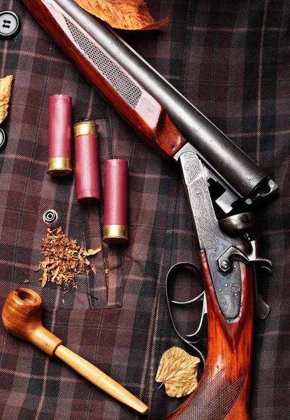 Avcılık çift namlulu vintage av tüfeği, kovan üzerinde pipo tütün yakın çekim ile avcılar ceket hücresinde. Uzay kopyalayın. Kavram avlar. Englsih avcı kavramı. Sonbahar